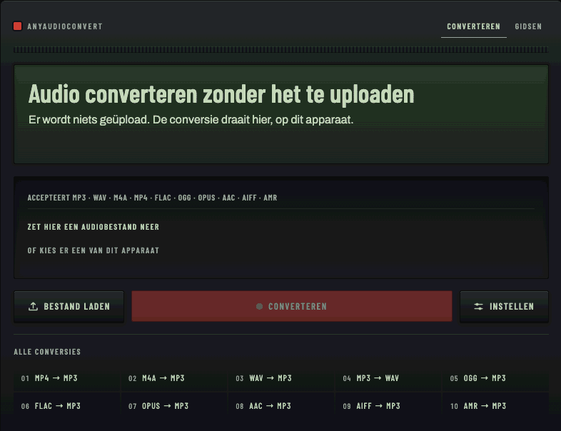 Een schermopname van de converter: een WAV-bestand wordt geladen, het display vult bronformaat, uitvoerformaat, bestandsgrootte en duur in, de rode Converteren-toets wordt ingedrukt, de gesegmenteerde meter loopt vol, en het display toont Opgeslagen.