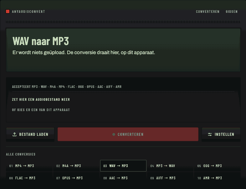 Een schermopname van de converter: een WAV-bestand wordt in de verzonken bak gezet, het display vult bestandsnaam, bronformaat, grootte en duur in, de rode Converteren-toets wordt ingedrukt, de gesegmenteerde meter loopt vol, en het display toont Opgeslagen.
